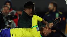 Obrovská bolest a pláč. Zraněný Neymar opouštěl hřiště na nosítkách