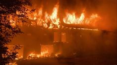 Na Kladensku shořela památkově chráněná budova, škoda jde do milionů