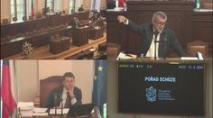 Drogy ve Sněmovně: Policie má podezírat šéfa kanceláře Pekarové, ten to odmítá