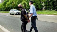 Honička v Liberci: Zfetovaný Němec projel zátarasy, pak boural