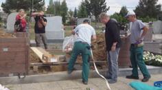 SMUTNÉ VIDEO: Klárce, která zemřela v Egyptě, spustili k rakvi plyšáky od kamarádek...