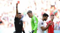 Brankář Walesu dostal první červenou MS. Íránci urvali výhru v nastavení