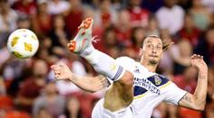 Velká paráda: Ibrahimovic dal 500. gól v kariéře. Jako karate, píší mu!