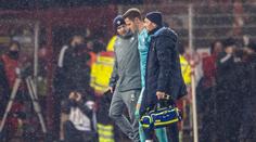 Fanoušci neunesli zdržování. Brankáře trefili zapalovačem do hlavy