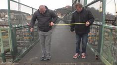 Praha má lávku jen pro hubené. Cedule varuje lidi před propadnutím