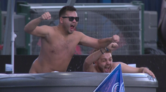 Netradiční místa na fotbale. Francouzští diváci fandili na stadionu ve vířivce
