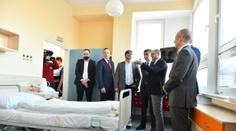O porodech rozhodují jen muži? Ministr zdravotnictví sklízí kritiku