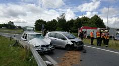 Řidič u Ořecha nevybral zatáčku a vrazil do patníku. Dopadl na auto