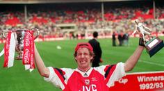 Pokud Tottenham vyhraje, vytetuju si jeho znak, řekla legenda Arsenalu
