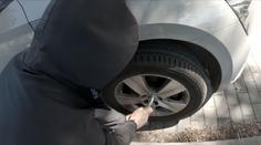 Vandal na Rychnovsku v noci povoluje šrouby u kol aut. Bojíme se, říkají místní