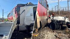 Tragická srážka s vlakem u Nových Zámků: Řidič je mrtvý, několik lidí je zraněných