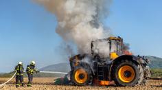 Na Frýdecko-Místecku shořel uprostřed pole traktor. Škoda je pět milionů