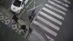VIDEO: Skútr postavil na místo pro strážníky, chtěl s ním odjet opilý