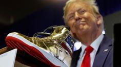 Trump začal den po odsouzení k obří pokutě prodávat značkové tenisky