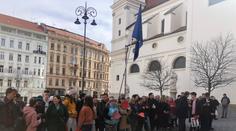 Brno vítalo Čaputovou, místo podání rukou jí příznivci mávali papírovými srdci