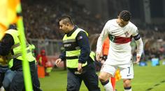 Divočina v Bosně. Zběsilý fanoušek se vrhl na Ronalda a poranil mu kotník