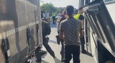 Policie na D1 zadržela auto s 58 migranty. Řidič se dal na útěk
