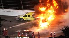 VIDEO: Hrozivý karambol na závodech NASCAR. Montoyův vůz skončil v plamenech