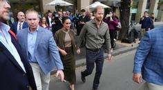 Harry a Meghan vyjeli na tour. Přišlo nečekané přivítání a velký protest