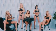 Escobarův bratr ví, jak zaujmout. Mobily mu propagují sexy modelky