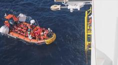 Británie má nový uprchlický zákon. Migranti musí na azyl čekat 10 tisíc kilometrů daleko