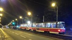 Pražští hasiči zasahovali u lidí přejetých tramvají i vlakem