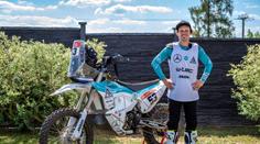 Podmol pojede na Dakar. Oznámení oslavil bláznivým trikem