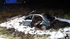 Řidič zběsile ujížděl strážníkům, po bouračce mu shořelo auto