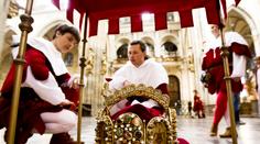 Císař Karel IV. vyrazil s průvodem na Karlštejn. Veze korunovační klenoty