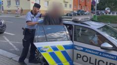 Místo vězení grilovačka. Policie zadržela hledaného v Praze s nožem a uhlím