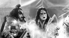 Rána pro fanoušky kapely Kiss. Zemřel kytarista Ace Frehley (†74)