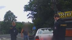 Soud mu zakázal řídit. Policisté ho ale chytli za volantem už počtvrté