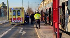 Muž ohrožoval cestující v tramvaji nožem, zastavila ho až střelba!
