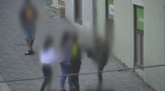 Čtyři na jednoho. Parta se vrhla na chlapce, přišel o zuby! VIDEO