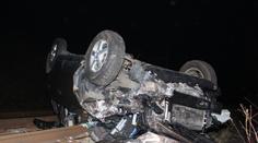 Řidič vylétl ze silnice na koleje, auto převrátil. Zranil se on i pes