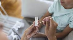 Nárůst počtu úmrtí s covidem děsí lékaře. Varují před aktuálními příznaky