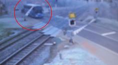 Autobus vjel na červenou na přejezd, vlaku se vyhnul jen těsně!