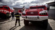Jen si zkuste blokovat záchranářskou uličku! Hasiči mají vůz do první linie