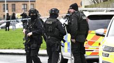 Útok nožem v Edinburghu: Dva lidé jsou zranění, po útočníkovi pátrá policie