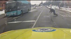 Dramatické video: Muž se rozběhl před jedoucí sanitku a spadl jí přímo do cesty