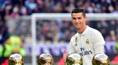Ronaldo přišel o jeden ze Zlatých míčů! Vydražil ho na charitu