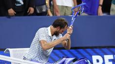 Šílené scény na US Open. Fotograf vběhl při mečbolu na kurt, Medveděv zuřil