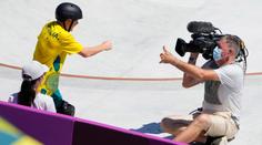 Skateboardista zakončil jízdu srážkou s kameramanem. Co na to rozhodčí?