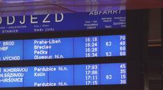 Zpoždění, náhradní doprava a zrušené spoje. Dopravci se chystají na změnu času