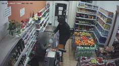 VIDEO: Statečná pokladní ubránila kasu před zlodějem. Poznáte ho?