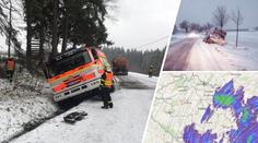 KALAMITA! Uvízlé kamiony blokují silnice. Hromadně padají i stromy