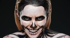 Žena si pořídila na Halloween děsivé tetování na obličej. Pak nešlo dolů