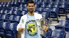 Djokovič po triumfu uctil Bryanta. Oblékl si triko s jejich společnou fotkou