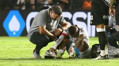 Jubilejní zápas se proměnil v noční můru. Neymar se zase zranil, stihl jen 32 minut