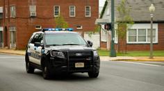 Ford pod tlakem. Zaměstnanci bouří: Neprodávejte auta násilnické policii!